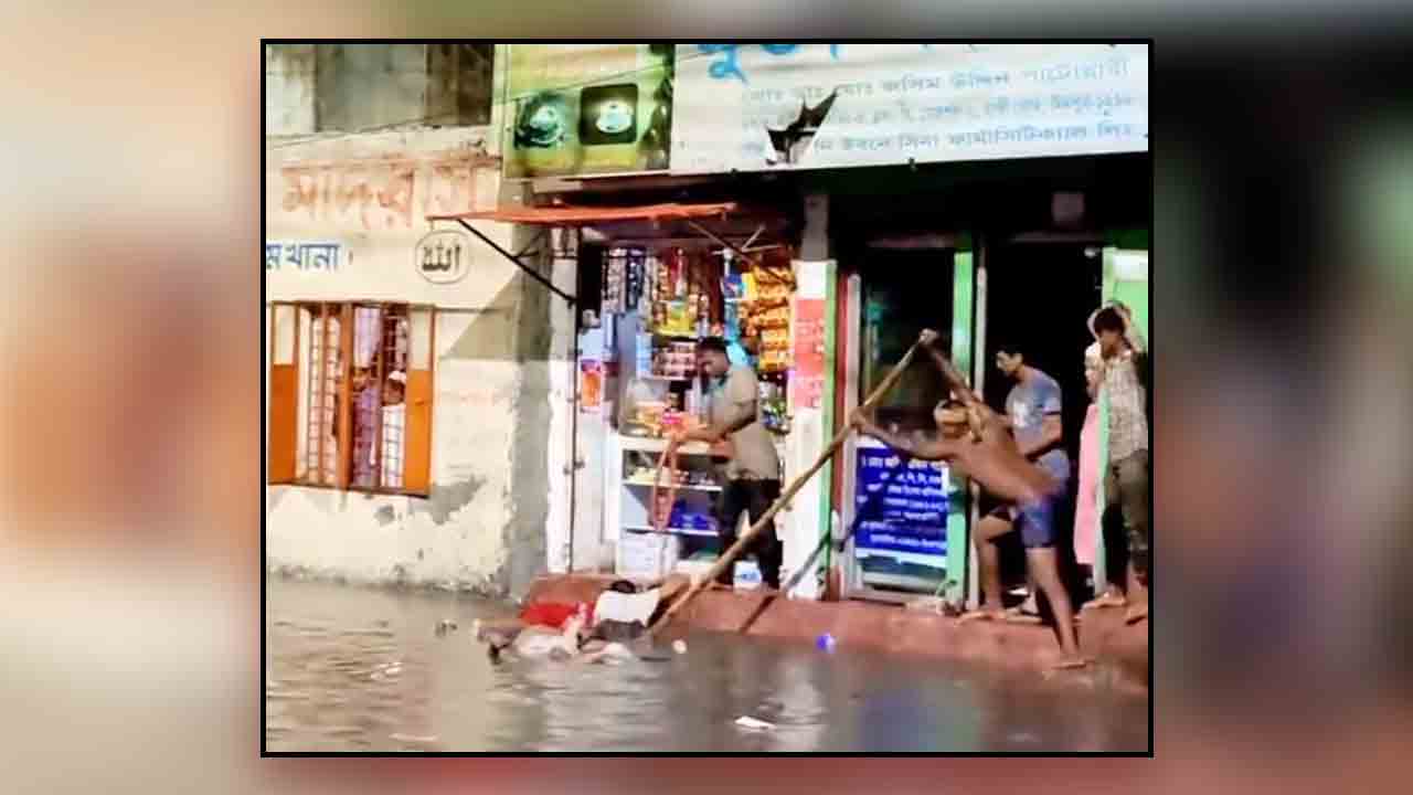 মিরপুরের শিয়ালবাড়ির পাশে হাজী রোড এলাকায় বিদ্যুৎস্পৃষ্ট হওয়া ব্যক্তিদের বাঁচানোর চেষ্টাকালে তোলা। ছবি : সংগৃহীত