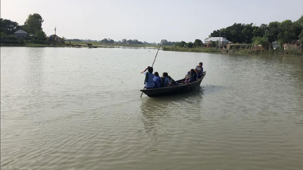 ইঞ্জিনচালিত ট্রলারে তিন ঘণ্টারও বেশি সময় পর যেতে হয় বেতকা-রাখালগাছি চরে। ছবি : কালবেলা
