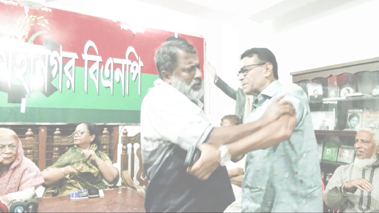 বিএনপির দুই নেতার ধাক্কাধাক্কি। ছবি: সংগৃহীত