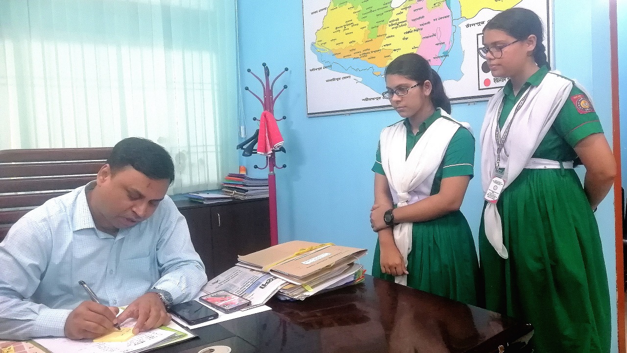 জেলা প্রশাসকের সঙ্গে কথা বলছেন শিক্ষার্থীরা। ছবি : কালবেলা