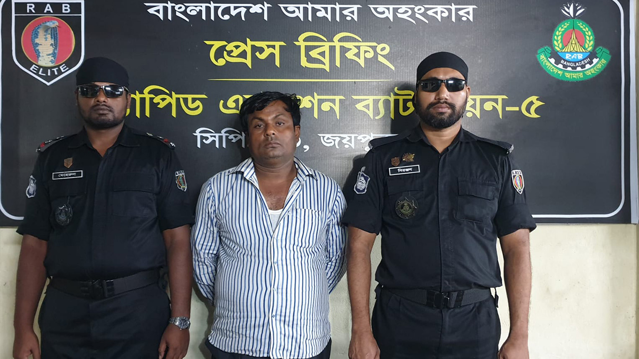 নওগাঁর বদলগাছীতে অটোরিকশা চোর চক্রের মূলহোতা রাজু মন্ডল গ্রেপ্তার । ছবি : কালবেলা