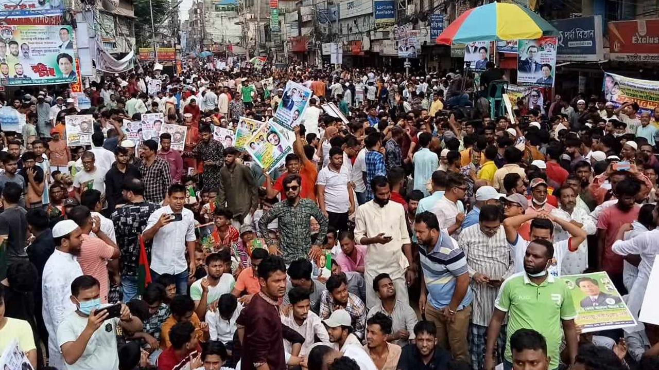 রাজধানীর যাত্রাবাড়ীতে মহানগর দক্ষিণ বিএনপির উদ্যোগে সমাবেশে জড়ো হচ্ছেন নেতাকর্মীরা। ছবি : কালবেলা