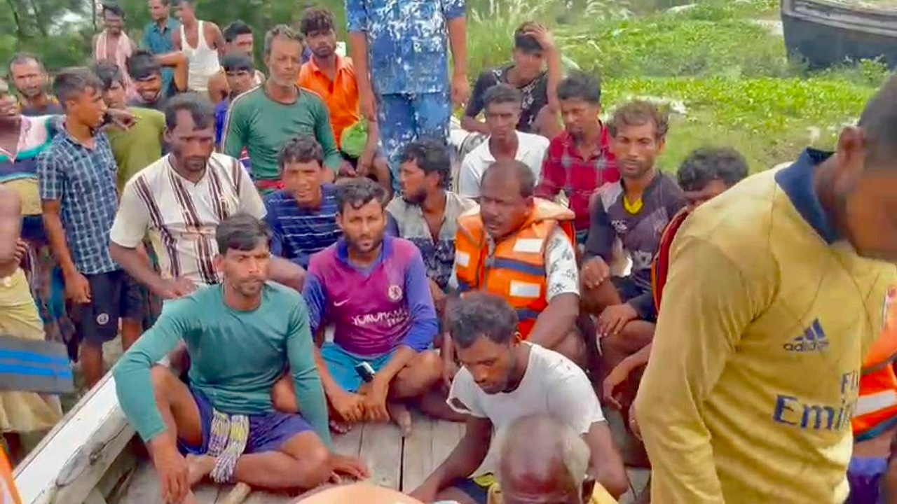 উদ্ধারকৃত জেলেরা। ছবি : কালবেলা