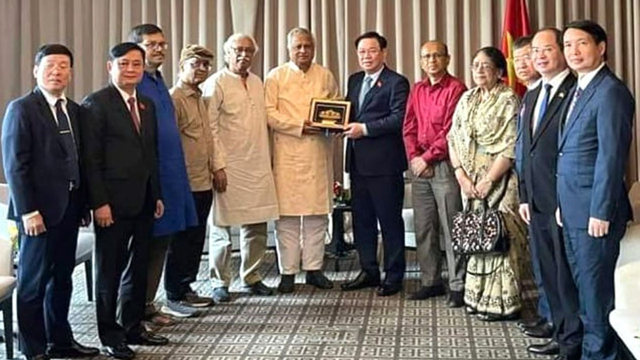 সমাজতান্ত্রিক ভিয়েতনাম প্রজাতন্ত্রের জাতীয় পরিষদের সভাপতি কমরেড ভু অং ডিন হিউয়ের নেতৃত্বে প্রতিনিধিদলের সঙ্গে সিপিবির নেতাদের বৈঠক। ছবি : কালবেলা