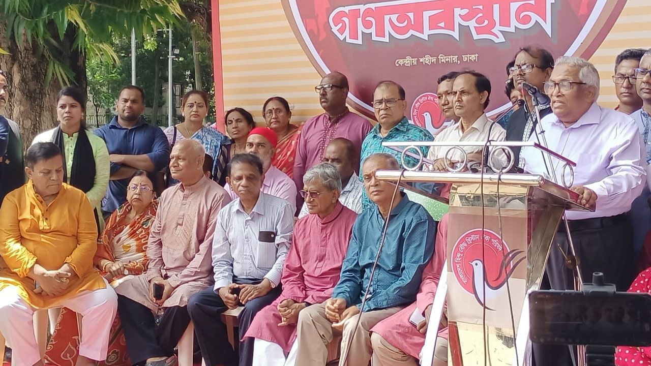 হিন্দু বৌদ্ধ খ্রিষ্টান ঐক্য পরিষদ আয়োজনে রাজধানীর কেন্দ্রীয় শহীদ মিনারে ৪৮ ঘণ্টার গণঅনশন ও গণঅবস্থান কর্মসূচি। ছবি : কালবেলা