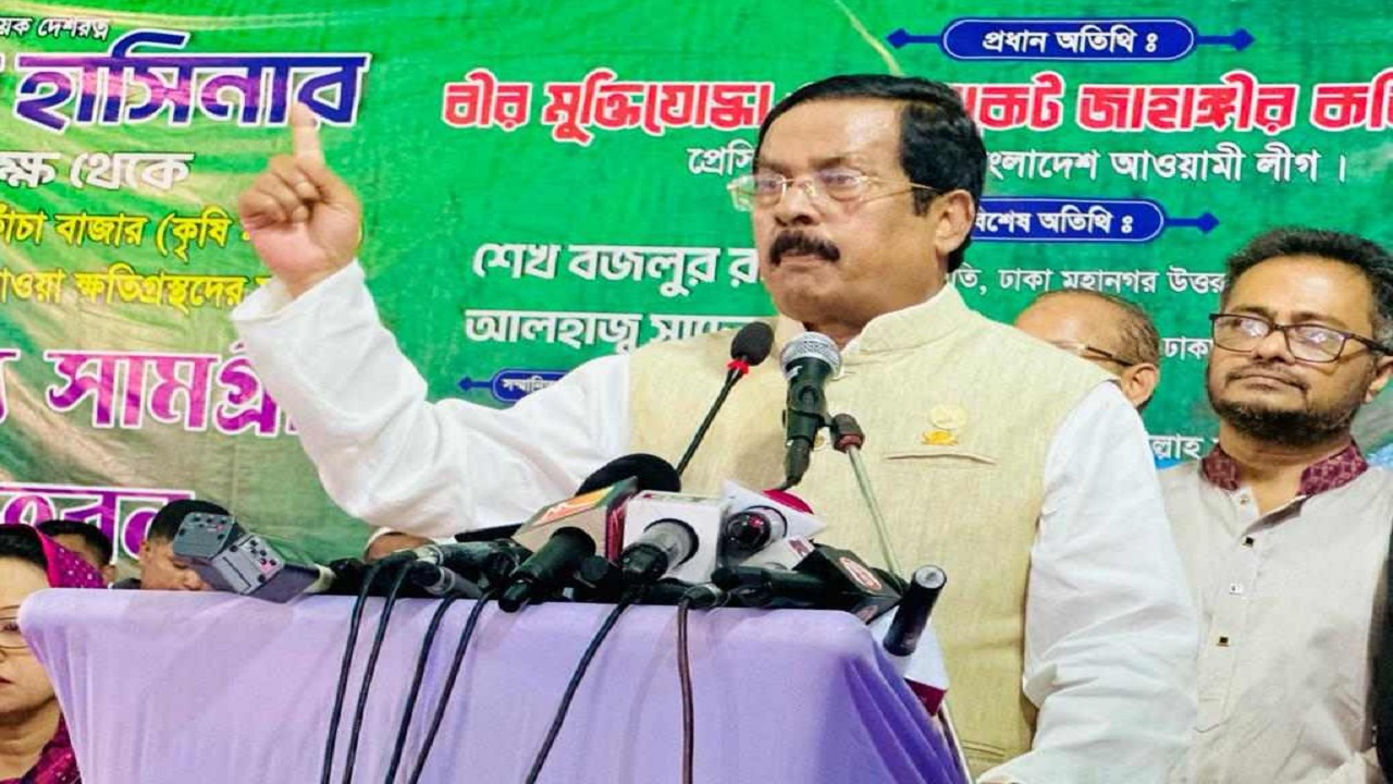 কৃষি মার্কেটের ব্যবসায়ী ও দোকান কর্মচারীদের মাঝে খাদ্যসামগ্রী বিতরণ অনুষ্ঠানে জাহাঙ্গীর কবির নানক। ছবি : কালবেলা