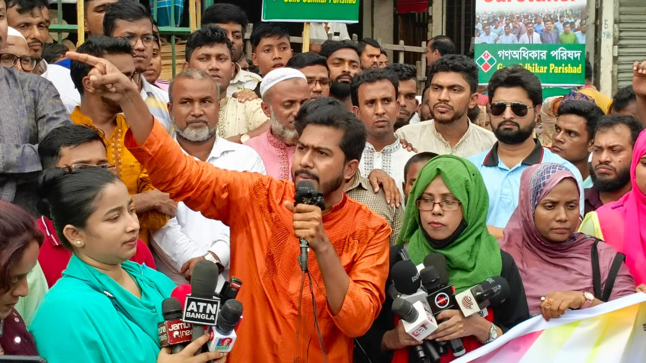গণঅধিকার পরিষদের (নুর) পদযাত্রাপূর্ব সংক্ষিপ্ত সমাবেশে বক্তব্য দেন ডাকসুর সাবেক ভিপি নুরুল হক নুর। ছবি : কালবেলা