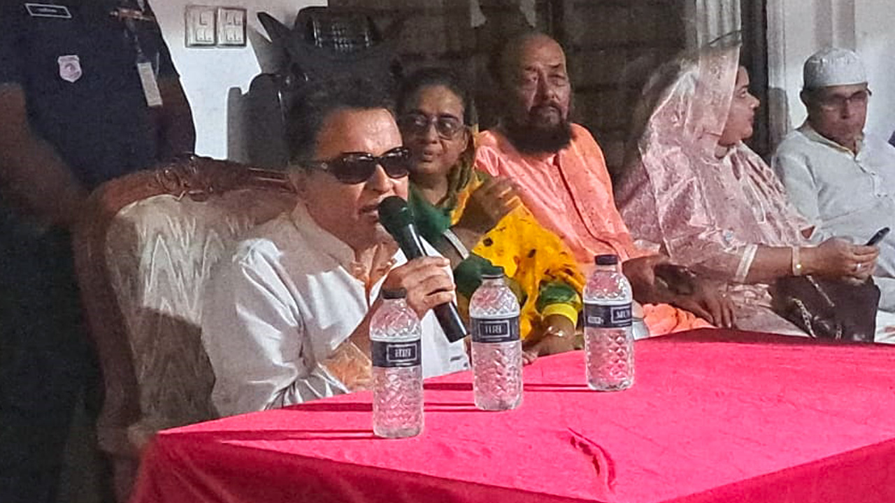 শুক্রবার কুমিল্লার লালমাইয়ে নিজ বাড়িতে মতবিনিময় সভায় অর্থমন্ত্রী আ হ ম মুস্তফা কামাল। ছবি : কালবেলা