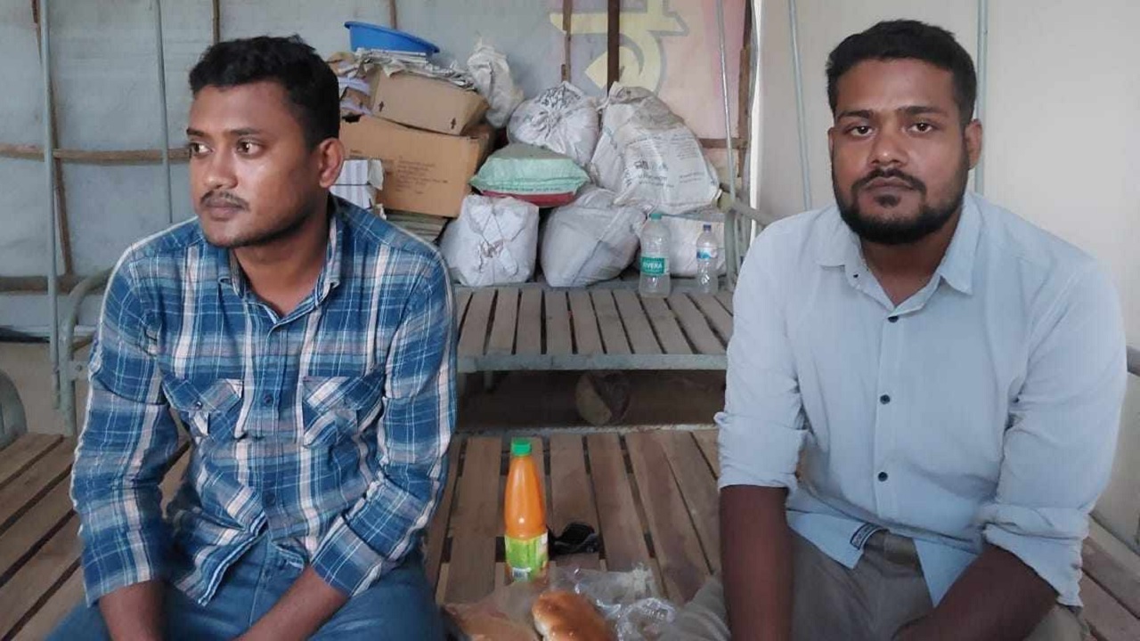 ছিনতাইকারী দুই পুলিশ সদস্য। ছবি : সংগৃহীত