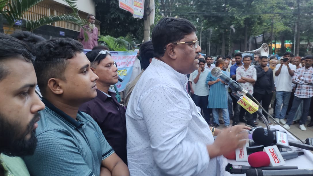 গণতন্ত্র মঞ্চের পদযাত্রাপূর্ব এক সংক্ষিপ্ত গণসমাবেশে বক্তব্য রাখছেন শেখ রফিকুল ইসলাম বাবলু। ছবি : কালবেলা