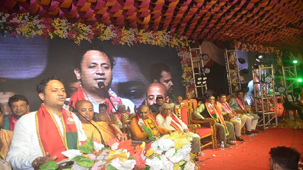 হাটহাজারী মেখল পুণ্ডরীক ধামে রাধাষ্টমী উৎসব-২০২৩ এর অনুষ্ঠানে প্রধান অতিথি হিসেবে বক্তব্য রাখেন শিক্ষা উপমন্ত্রী ব্যারিস্টার মহিবুল হাসান চৌধুরী নওফেল। ছবি : সংগৃহীত