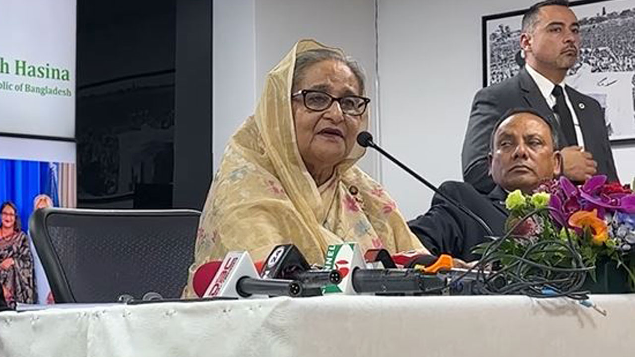 প্রধানমন্ত্রী শেখ হাসিনা যুক্তরাষ্ট্রের নিউইয়র্কে বাংলাদেশ স্থায়ী মিশনে জাতিসংঘের ৭৮তম অধিবেশনে ভাষণ শেষে সাংবাদিকদের ব্রিফ করেন। ছবি: সংগৃহীত