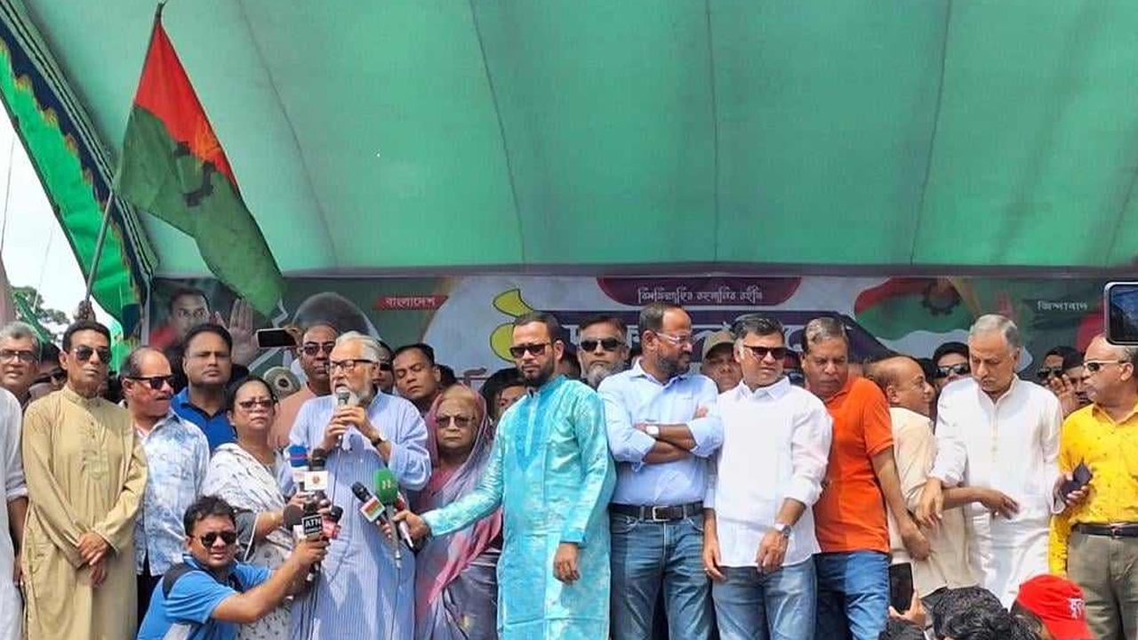 বরিশালের বেলস পার্কে রোডমার্চপূর্ব সংক্ষিপ্ত সমাবেশে বক্তব্য রাখেন বিএনপির স্থায়ী কমিটির সদস্য নজরুল ইসলাম খান। ছবি : কালবেলা