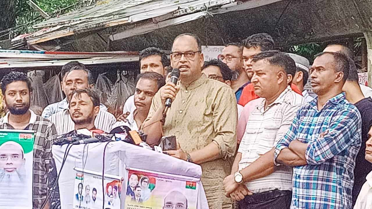 জাতীয় প্রেস ক্লাবের সামনে বাংলাদেশ নাগরিক অধিকার আন্দোলনের প্রতিবাদ সভায় বক্তব্য রাখেন বিএনপির ভাইস চেয়ারম্যান শামসুজ্জামান দুদু। ছবি : কালবেলা