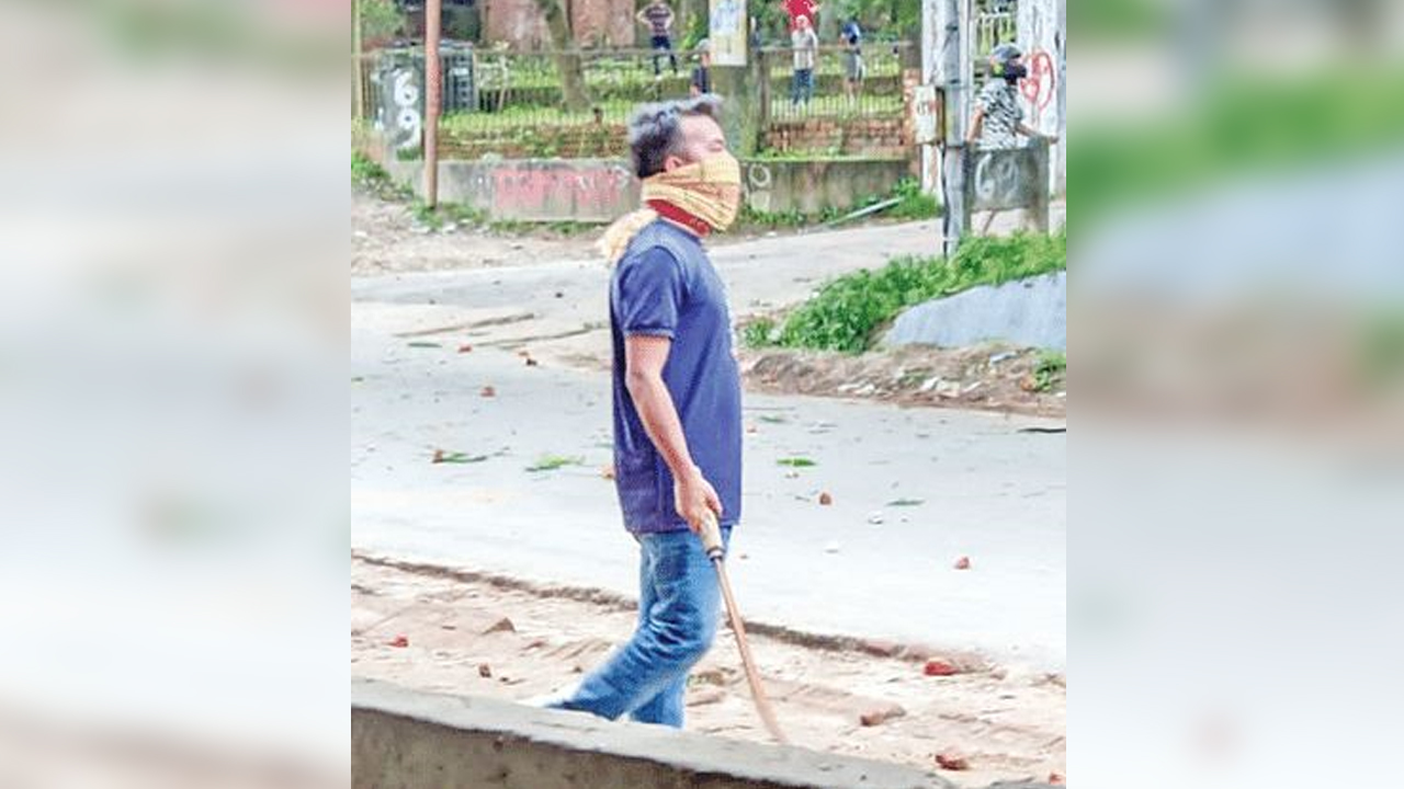 সংঘর্ষের সময় রাম দা হাতে চবি ছাত্রলীগের সহসম্পাদক রুবেল মিয়া। ছবি : সংগৃহীত
