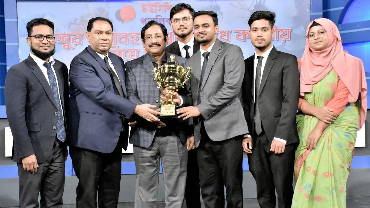 ডেঙ্গুর ভয়াবহতা প্রতিরোধে করণীয় নিয়ে ডিবেট ফর ডেমোক্রেসি আয়োজিত ছায়া সংসদ অনুষ্ঠানে বিতর্কে বিজয়ীদের হাতে পুরস্কার তুলে দিচ্ছেন অতিথিরা। ছবি : সৌজন্য