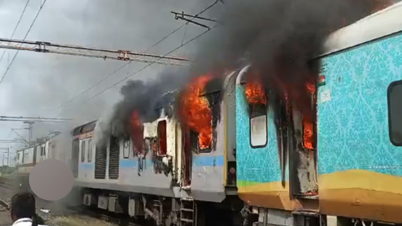 গুজরাটে চলন্ত ট্রেনে আগুন। ছবি : এক্স বার্তার