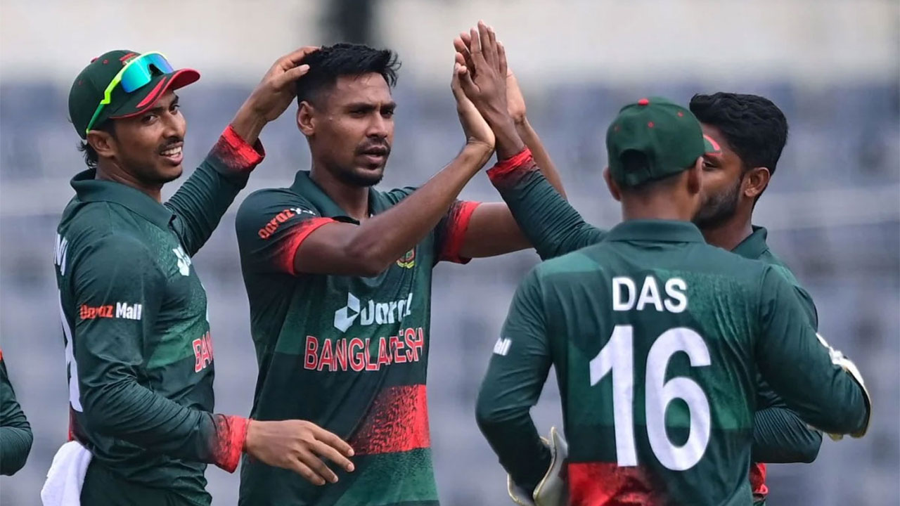 উইকেট প্রাপ্তির পর মুস্তাফিজকে ঘিরে সতীর্থদের উল্লাস। ছবি : বিসিবি