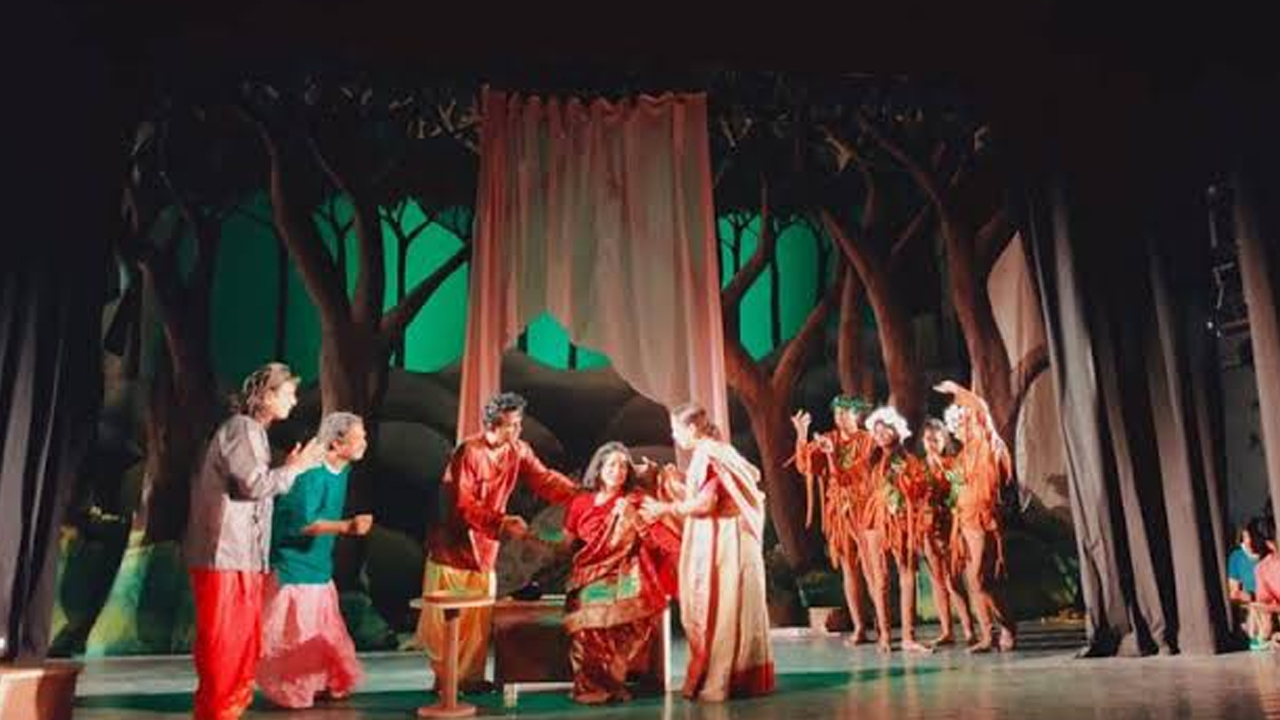 টিএসসিতে মঞ্চায়িত হলো কবি কাজী নজরুল ইসলামের নাটক বনের মেয়ে পাখীর তৃতীয় মঞ্চায়ন। ছবি : কালবেলা