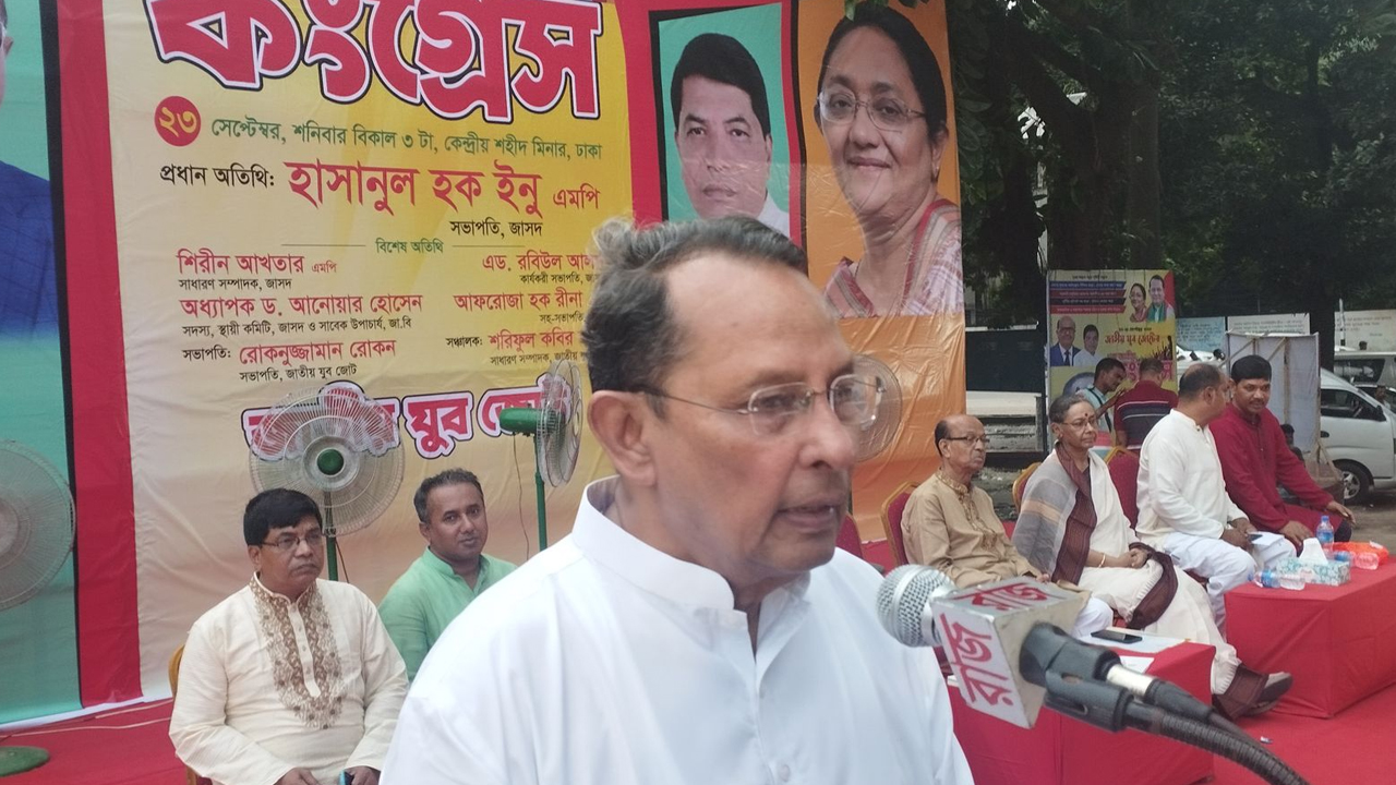কেন্দ্রীয় শহীদ মিনারে জাতীয় যুব জোটের ৩য় জাতীয় কংগ্রেসের উদ্বোধনী অনুষ্ঠানে জাসদ সভাপতি হাসানুল হক ইনু। ছবি : কালবেলা