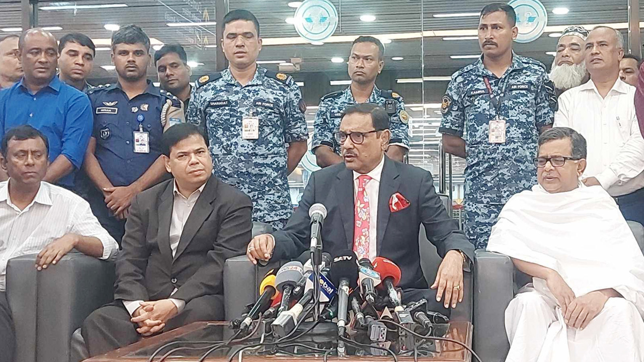 সিঙ্গাপুর থেকে চিকিৎসা শেষে শনিবার সন্ধ্যায় দেশে ফিরে বিমানবন্দরে  সাংবাদিকদের সঙ্গে কথা বলেন ওবায়দুল কাদের। ছবি : সংগৃহীত