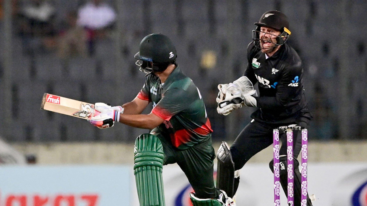 দারুণ খেলেও শেষ পর্যন্ত হতাশ। আউট হওয়ার পথে বাংলাদেশের তারকা ওপেনার তামিম ইকবাল। ছবি: সংগৃহীত