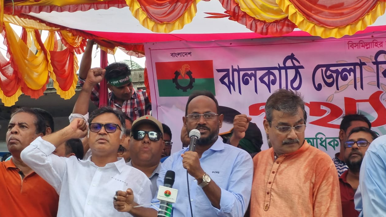 ঝালকাঠিতে বিএনপির রোডমার্চ কর্মসূচির দ্বিতীয় পথসভায় যুবদলের সভাপতি সুলতান সালাউদ্দিন টুকু। ছবি : কালবেলা