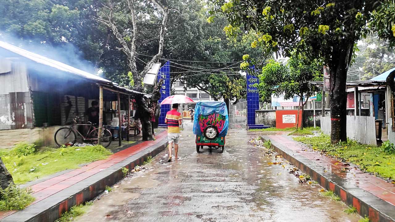 দিনাজপুরে বৃষ্টির জন্য সড়কে কম মানুষের আনাগোনা। ছবি : কালবেলা