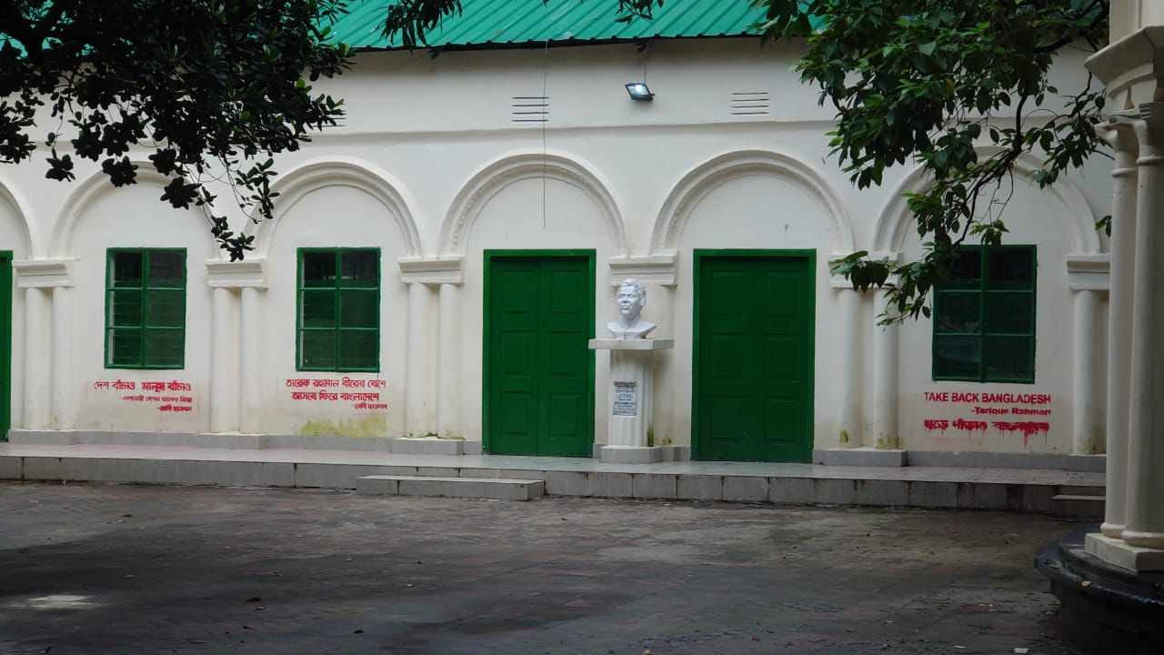 ঢাকা বিশ্ববিদ্যালয়ের মধুর ক্যান্টিনসহ ক্যাম্পাসের বিভিন্ন দেয়ালে ‘টেইক ব্যাক বাংলাদেশ’ স্লোগান। ছবি : কালবেলা