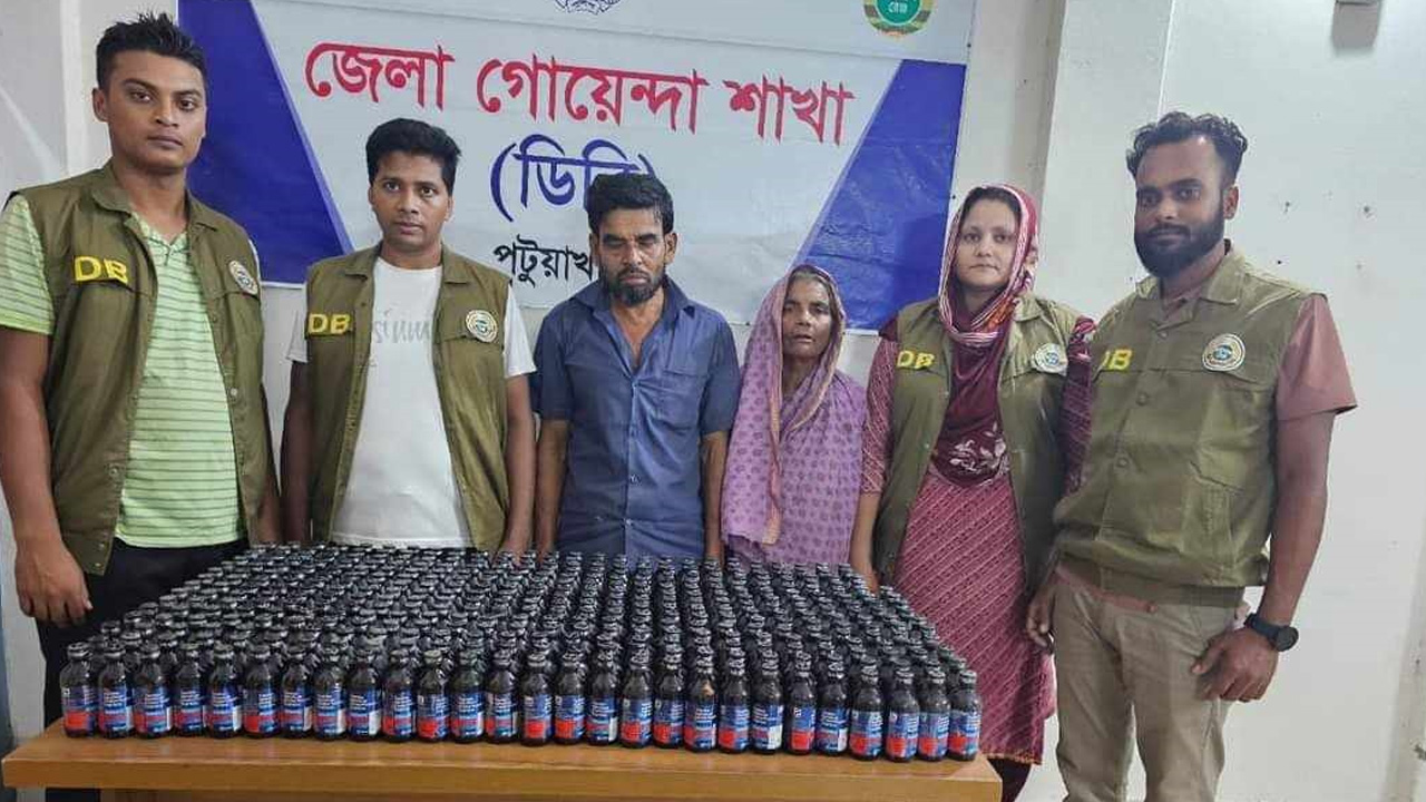 পটুয়াখালীর দুমকিতে ফেনসিডিলসহ গ্রেপ্তার দুজন। ছবি : কালবেলা