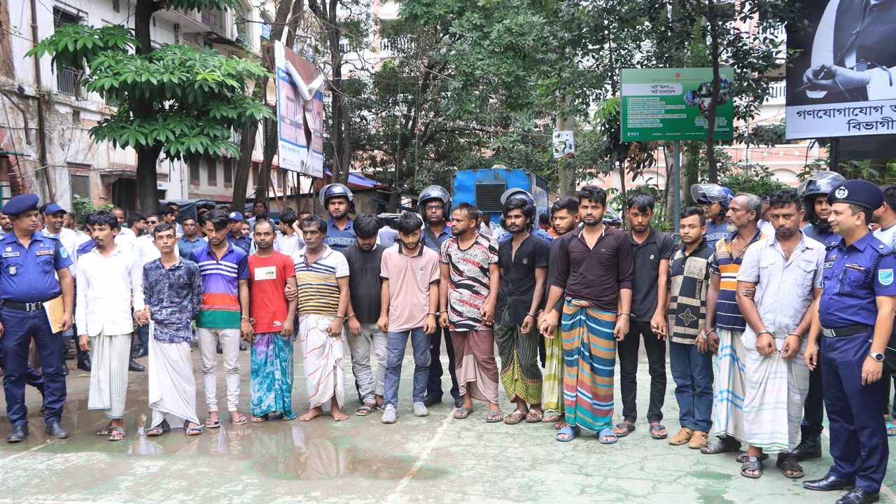 আকাশে মেঘ দেখলেই রাস্তায় গাছ ফেলে ডাকাতি করেন তারা। ছবি : কালবেলা