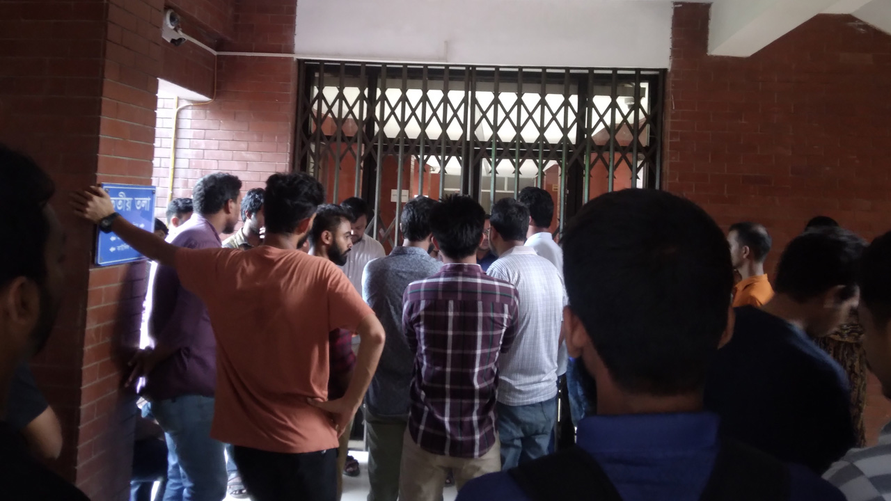 জাহাঙ্গীরনগর বিশ্ববিদ্যালয়ের উপাচার্যকে রোববার অবরুদ্ধ করেন শাখা ছাত্রলীগের নেতাকর্মীরা। ছবি : কালবেলা