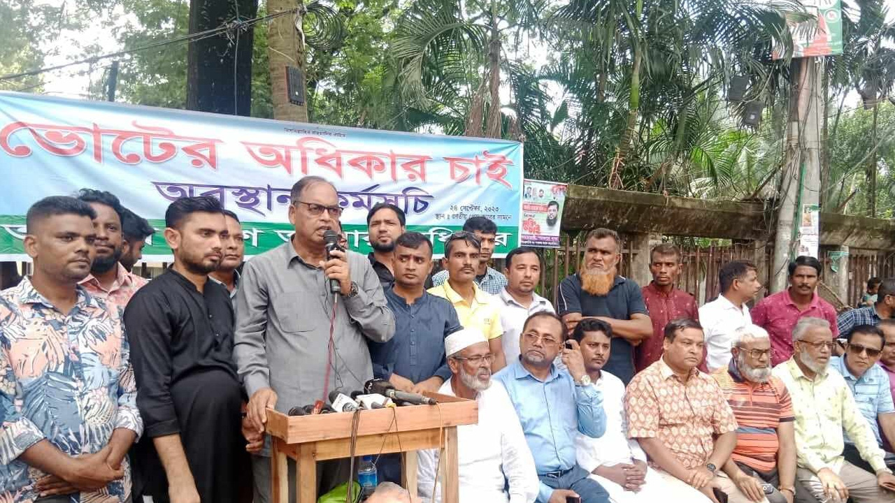 জাতীয় প্রেস ক্লাবের সামনে ভোটের অধিকার দাবিতে আয়োজিত মানববন্ধনে বক্তব্য রাখছেন বিএনপির ভাইস চেয়ারম্যান শামসুজ্জামান দুদু। ছবি : কালবেলা