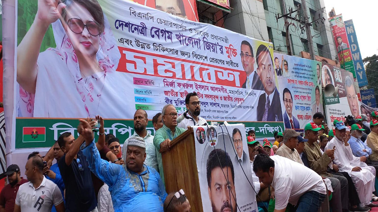 নয়াপল্টনে দলের কেন্দ্রীয় কার্যালয়ের সামনে সমাবেশ বক্তব্য রাখছেন বিএনপির সিনিয়র যুগ্ম মহাসচিব রুহুল কবির রিজভী। ছবি : কালবেলা