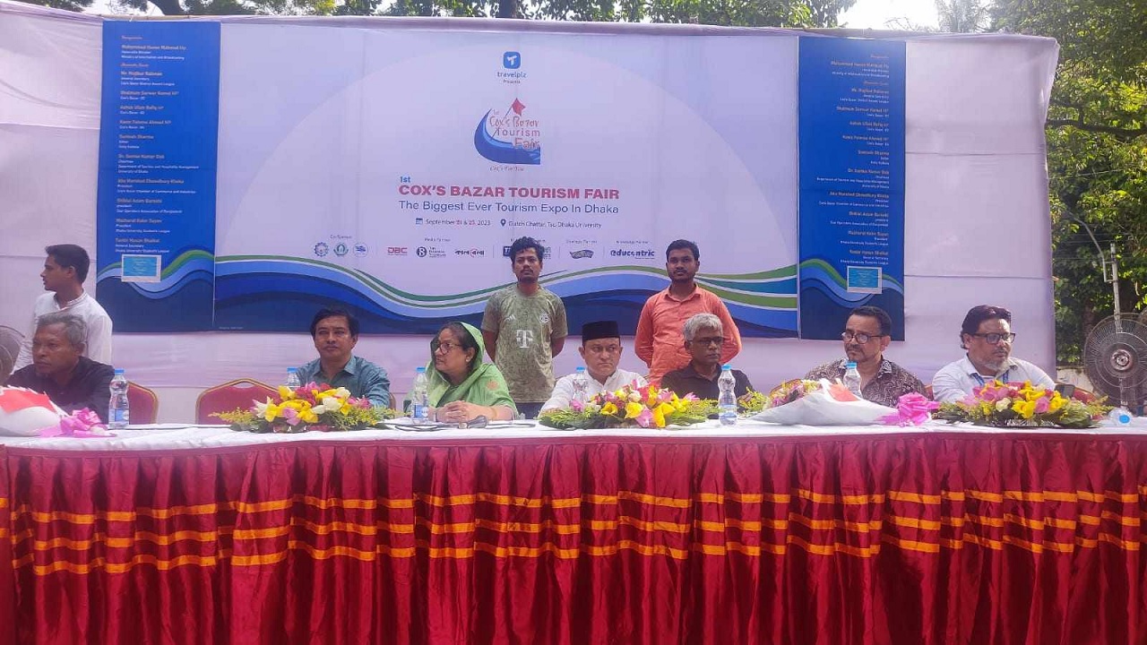 ঢাবি ট্যুরিস্ট সোসাইটি ও ঢাবির কক্সবাজার স্টুডেন্ট ফোরামের যৌথ উদ্যোগে ঢাবিতে শুরু হয়েছে দুই দিনব্যাপী পর্যটন মেলা। ছবি : কালবেলা
