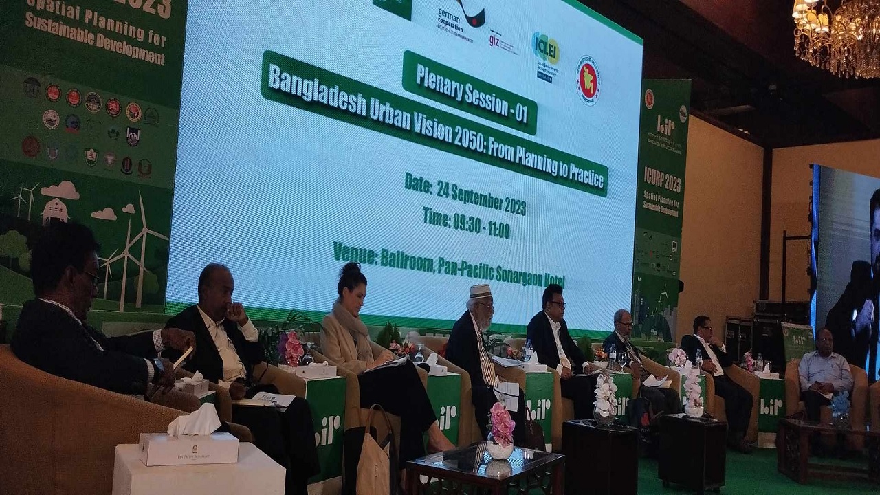 রাজধানীর হোটেল প্যান প্যাসিফিক সোনারগাঁওয়ে দ্বিতীয় দিনের বাংলাদেশ আরবান ভিশন ২০৫০ : ফর্ম প্ল্যানিং টু প্র্যাকটিস শীর্ষক আলোচনা অনুষ্ঠিত হয়। ছবি : কালবেলা