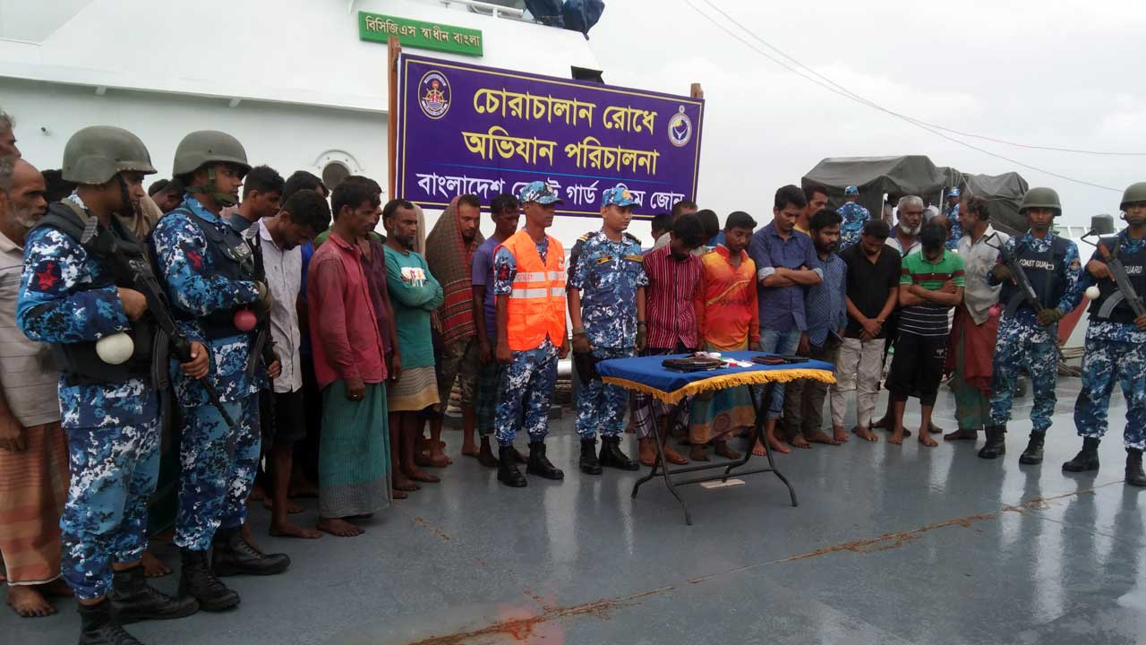 মোংলায় কয়লা পাচারার করার সময় আটক পাচারকারী। ছবি : কালবেলা