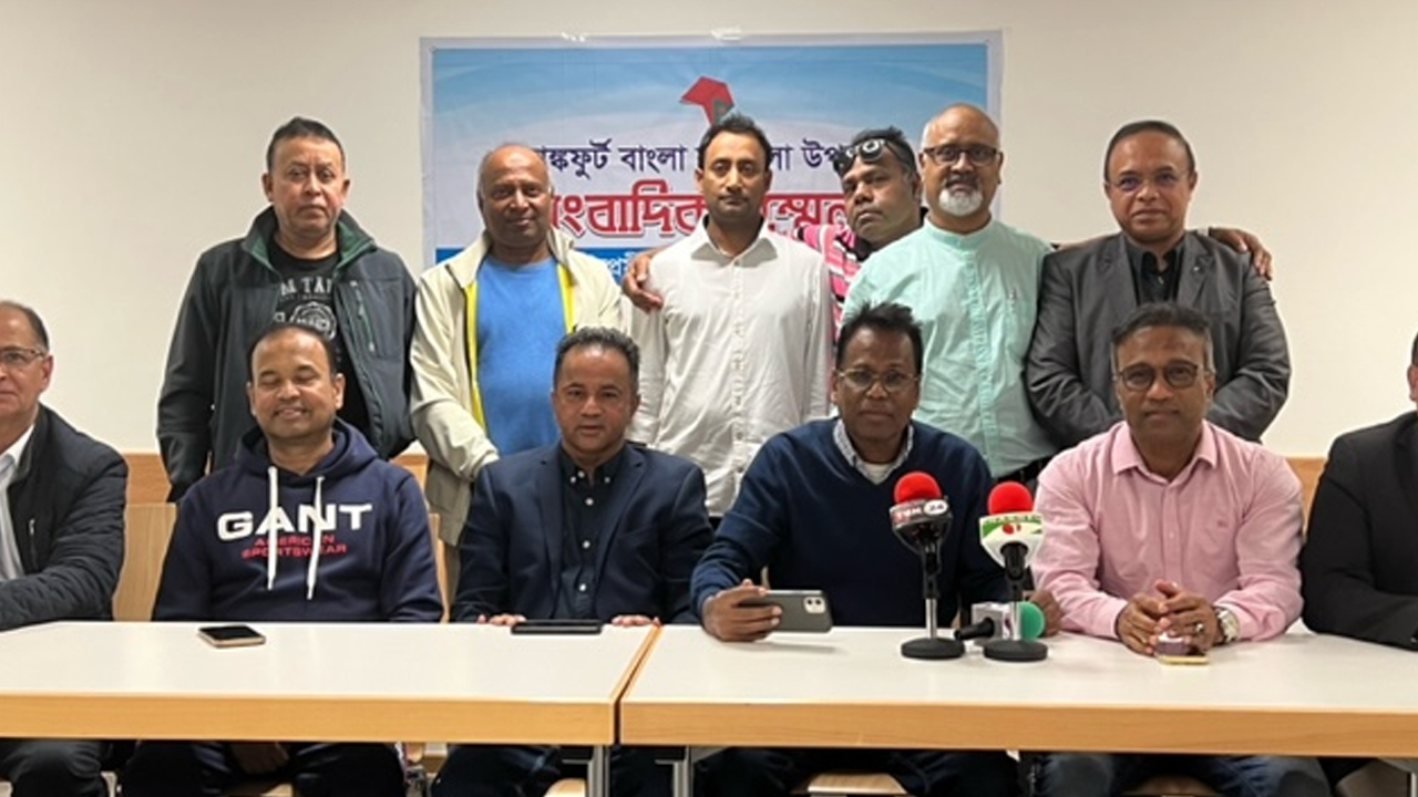 জার্মানিতে বাংলা বইমেলা আয়োজকদের একাংশ। ছবি : কালবেলা