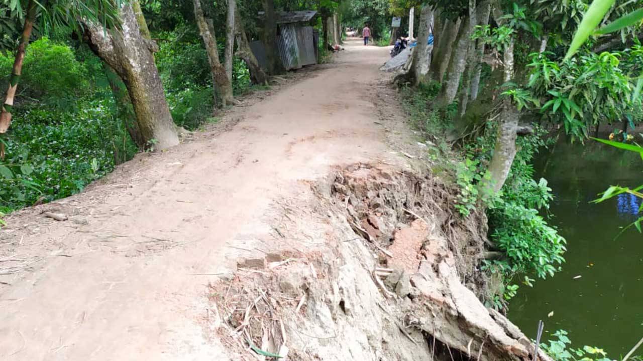 কুমিল্লায় সংস্কার না হওয়ায় ভেঙে গেছে সড়কে পাড়। ছবি : কালবেলা