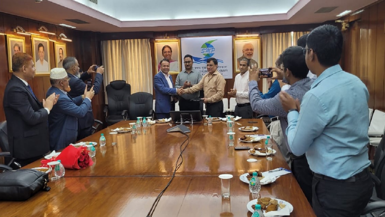 কলকাতার শ্যামা প্রসাদ মুখার্জি বন্দর এবং বাংলাদেশের সাইফ পাওয়ারটেক লিমিটেডের মধ্যে একটি সমঝোতা স্মারক স্বাক্ষর হয়েছে। ছবি : সংগৃহীত