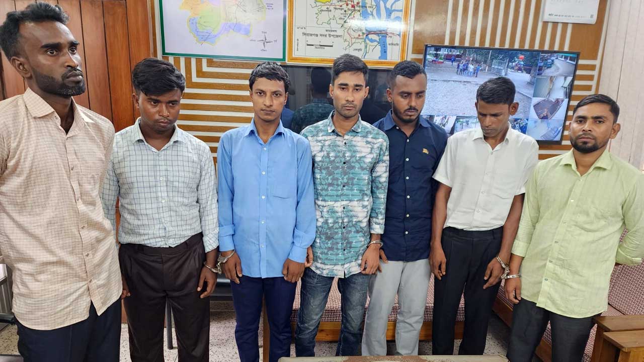 সিরাজগঞ্জ জেলা প্রশাসক কার্যালয়ে নিয়োগ পরীক্ষায় প্রক্সি দিয়ে লিখিত পার করেন চাকরিপ্রার্থী। ছবি : কালবেলা