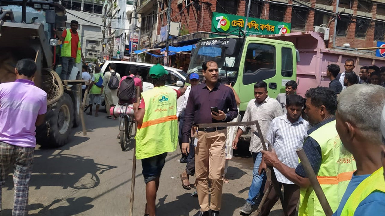 বনানী এলাকায় রাস্তা ও ফুটপাতের অবৈধ স্থাপনা উচ্ছেদে অভিযান পরিচালনা করেছে ঢাকা উত্তর সিটি করপোরেশন। ছবি : কালবেলা