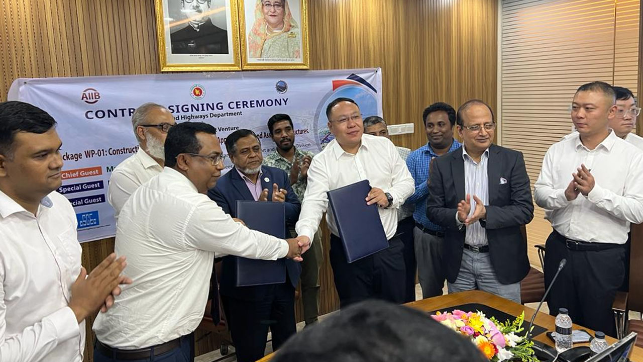 ব্রহ্মপুত্র নদের ওপর সেতু নির্মাণে এক নম্বর প্যাকেজের চুক্তি সই। ছবি : কালবেলা