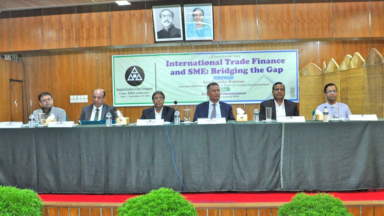 বিআইবিএম আয়োজিত ‘বৈদেশিক বাণিজ্য অর্থায়ন এবং এসএমইর মধ্যে সেতুবন্ধন’ শীর্ষক সেমিনার। ছবি : কালবেলা