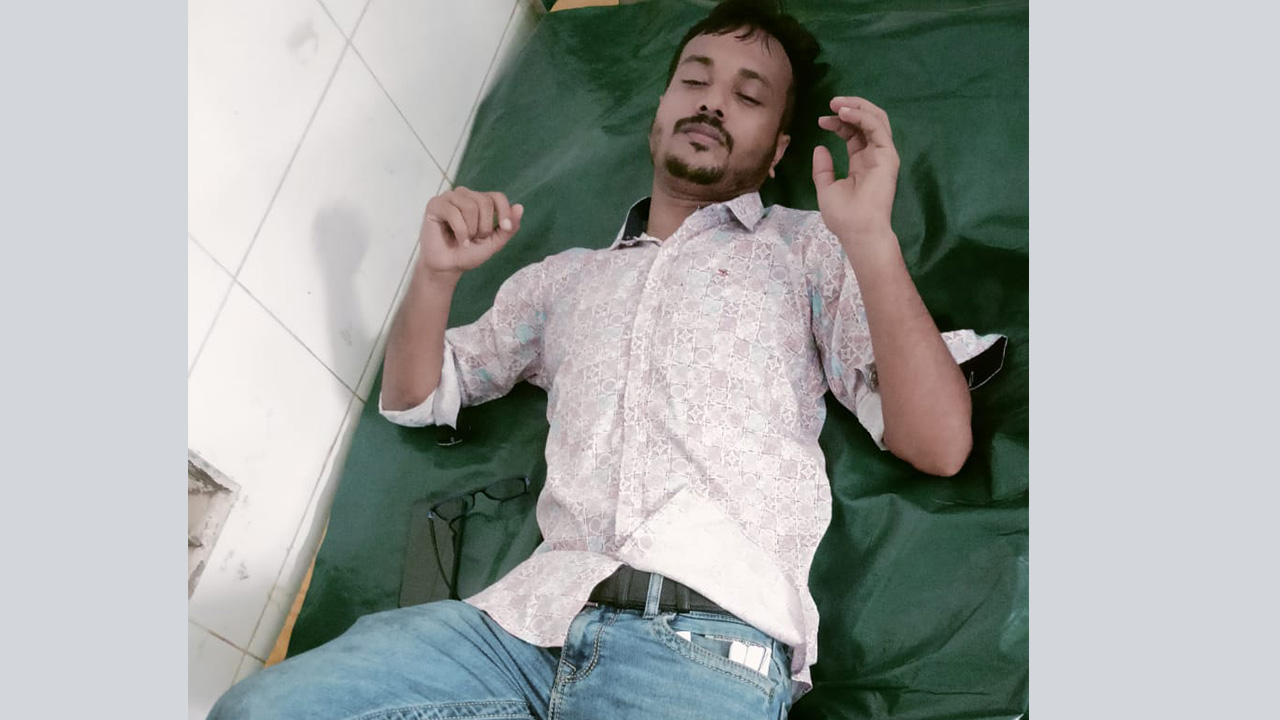 হাসপাতালে আহত সাংবাদিক রিয়াদ হোসেন রুবেল। ছবি : কালবেলা
