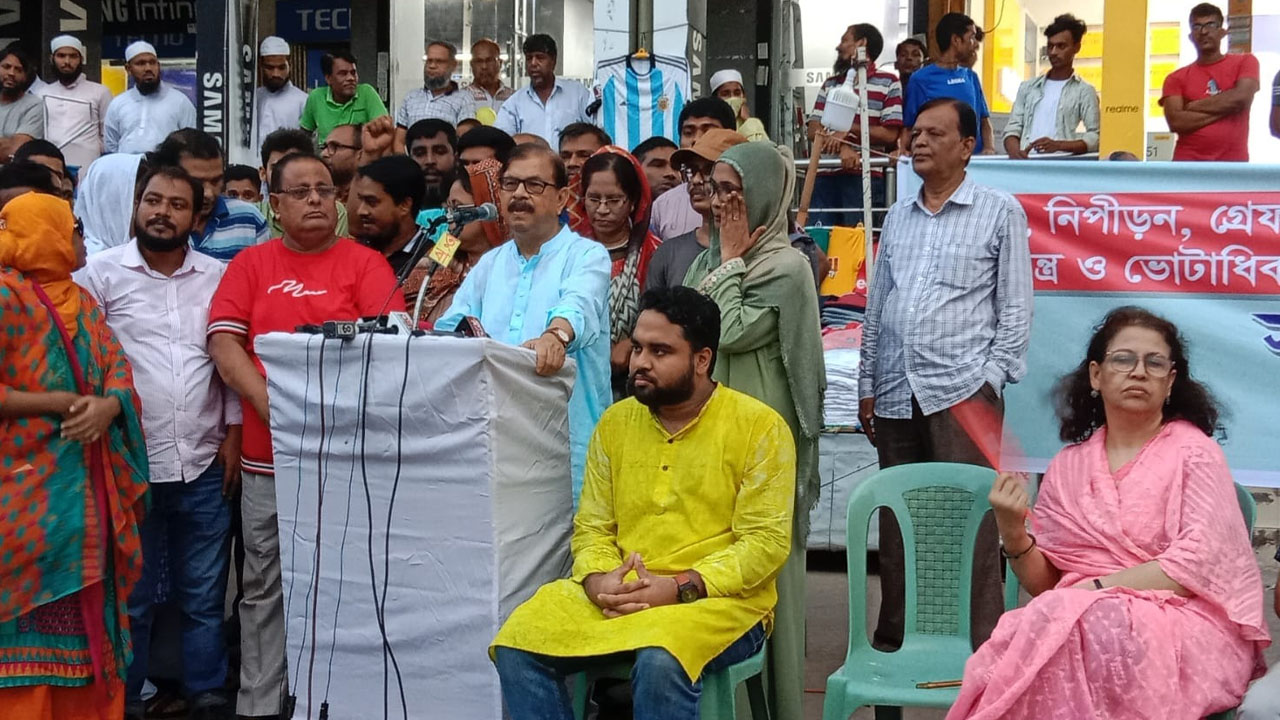 গণতন্ত্র মঞ্চের পদযাত্রাপূর্ব সংক্ষিপ্ত গণসমাবেশে নাগরিক ঐক্যের সভাপতি মাহমুদুর রহমান মান্না। ছবি : কালবেলা