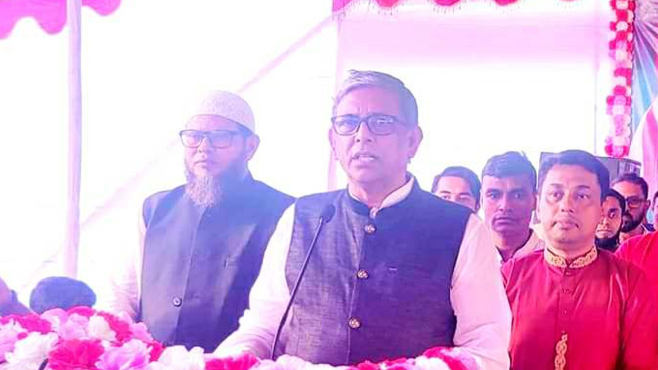 সাতক্ষীরা পি এন হাইস্কুল ফুটবল ময়দানে আওয়ামী লীগের যুগ্ম সাধারণ সম্পাদক আ ফ ম বাহাউদ্দিন নাছিম। ছবি : কালবেলা