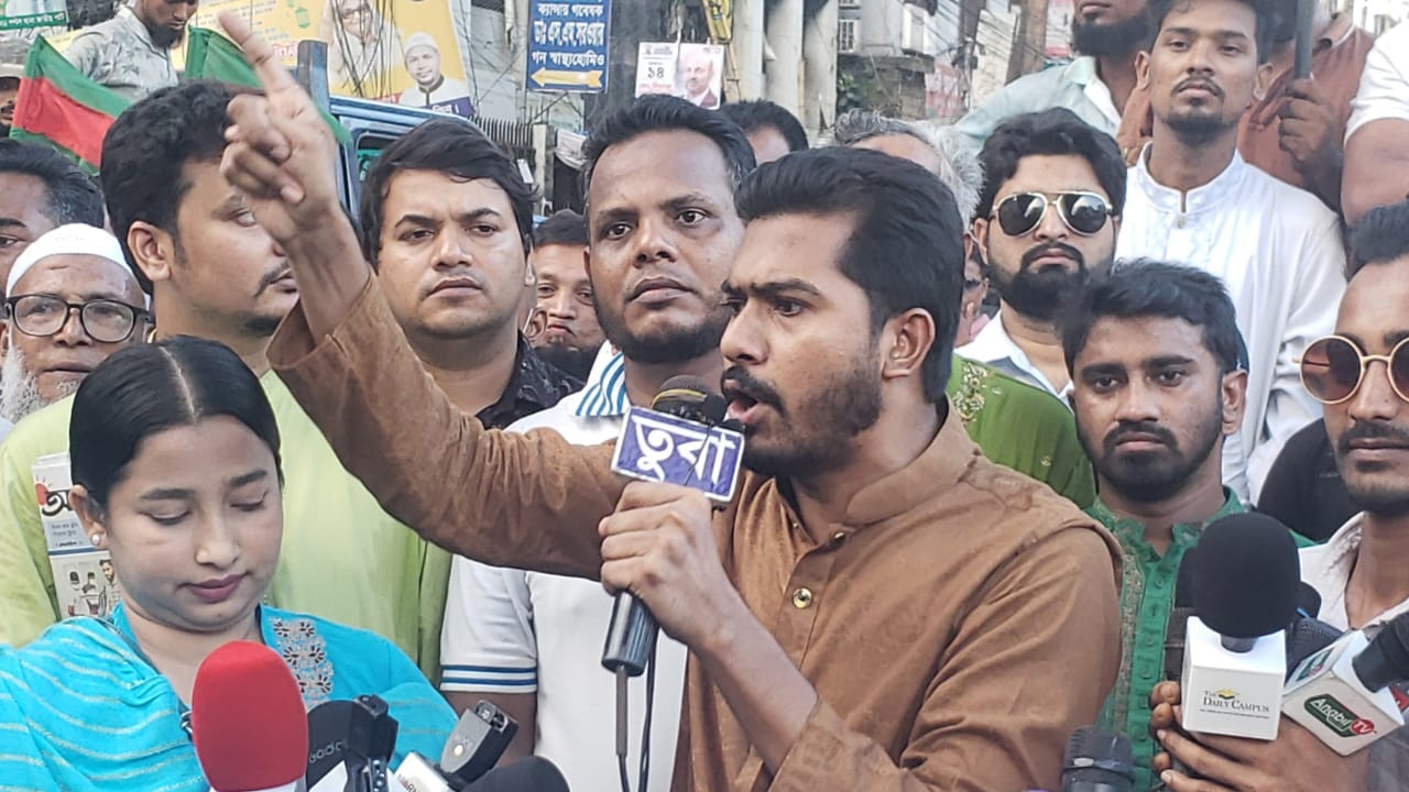 যুগপৎ আন্দোলনের অংশ হিসেবে গণঅধিকার পরিষদ পদযাত্রাপূর্ব সংক্ষিপ্ত সমাবেশে বক্তব্য রাখেন নুরুল হক নুর। ছবি : কালবেলা