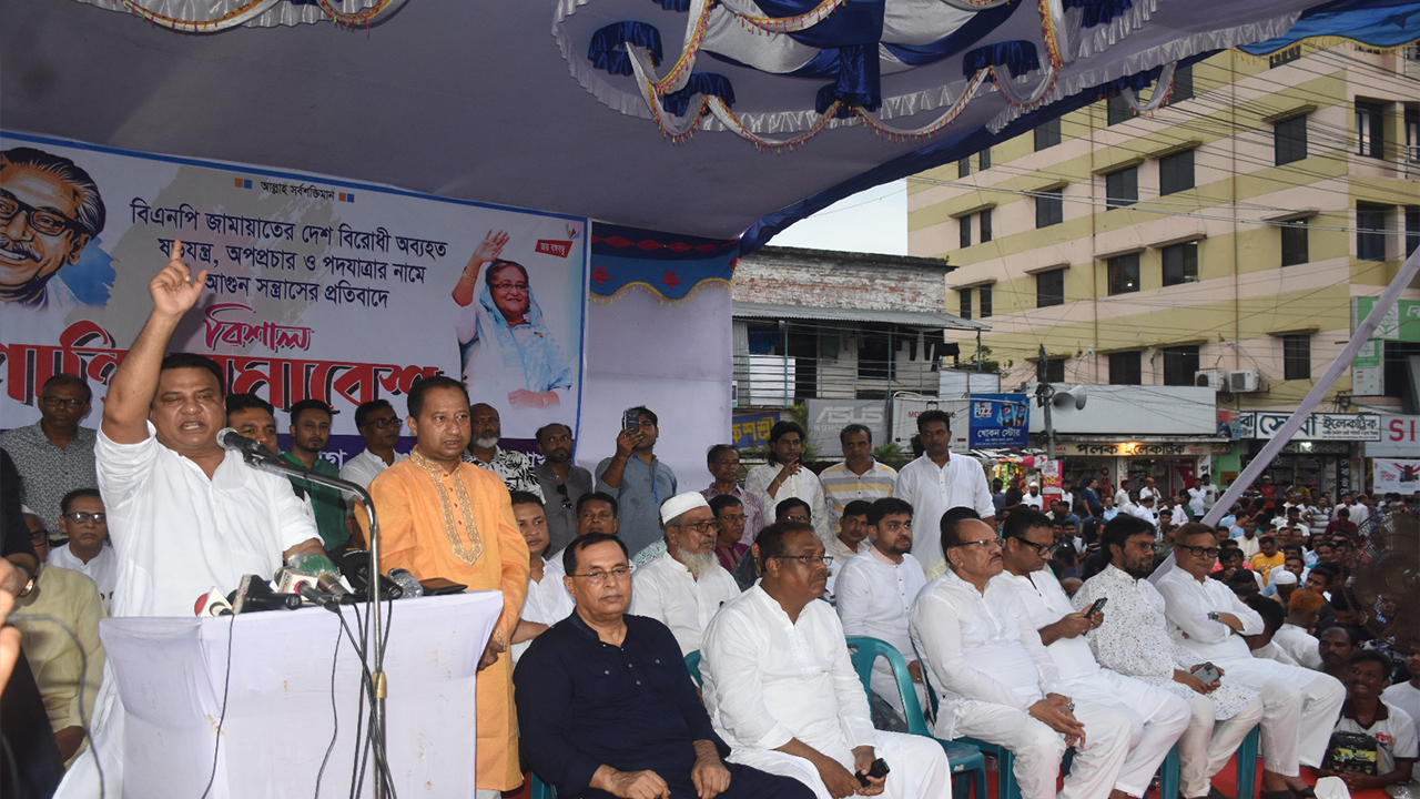 আওয়ামী লীগের ‘শান্তি সমাবেশে’ বক্তব্য রাখেন শাহীন চাকলাদার। ছবি : কালবেলা
