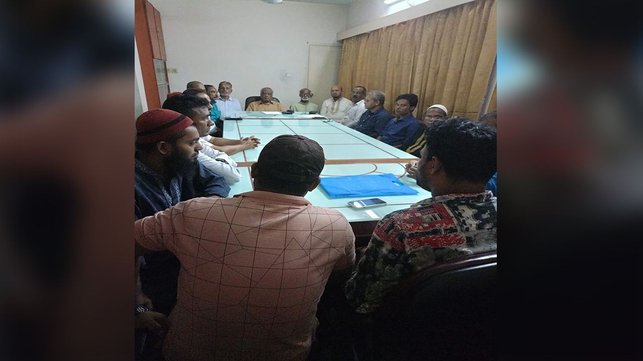 জাতীয় পার্টির (জাফর) কার্যালয়ে যৌথ সভার দৃশ্য। ছবি : কালবেলা